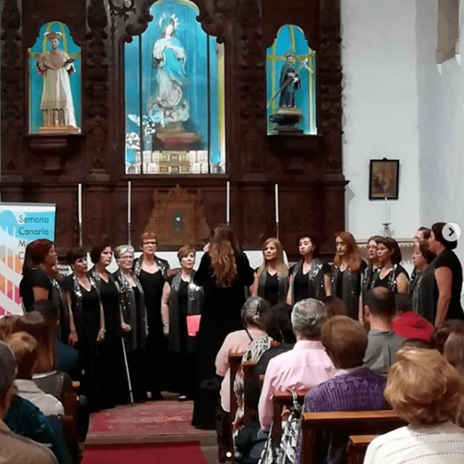 Momento de la actuación de unas de las corales (Foto TA)